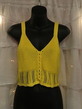 Jolie & Joy Yellow Knit top Fit like a Small